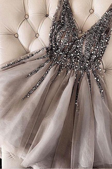 Robe de bal courte en tulle gris à sequins et perles, col en V, référence PD336 
