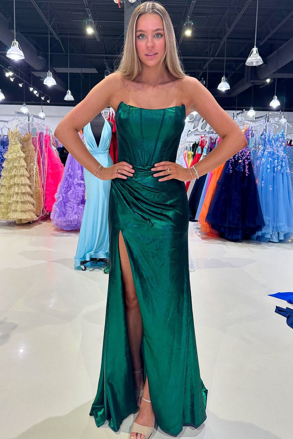 Serilda | Vestido largo de fiesta de satén verde oscuro sin tirantes con abertura