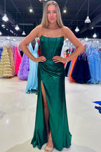Serilda | Vestido largo de fiesta de satén verde oscuro sin tirantes con abertura
