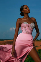 Robe de bal longue en satin, coupe trapèze, décolleté cœur et fente.