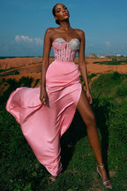 Robe de bal longue en satin, coupe trapèze, décolleté cœur et fente.