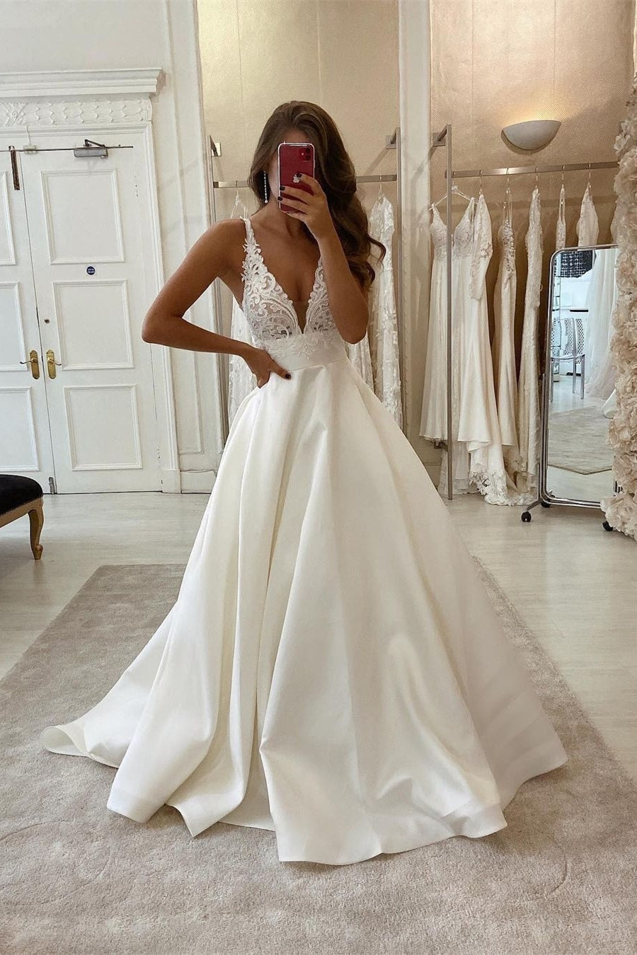 Robe de mariée sexy en dentelle sans manches, coupe trapèze, décolleté en V et bretelles.