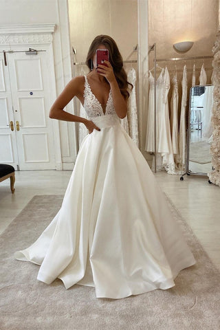 Vestido de novia sexy de corte A, escote en V, tirantes, encaje y sin mangas