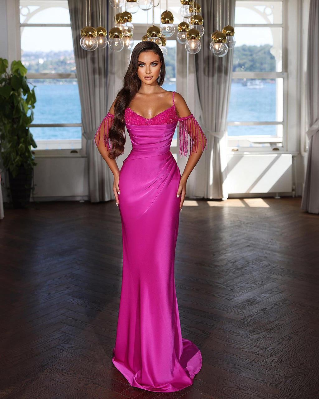 Robe de soirée sirène en satin, longue et sexy, à fines bretelles spaghetti et ornée de perles.