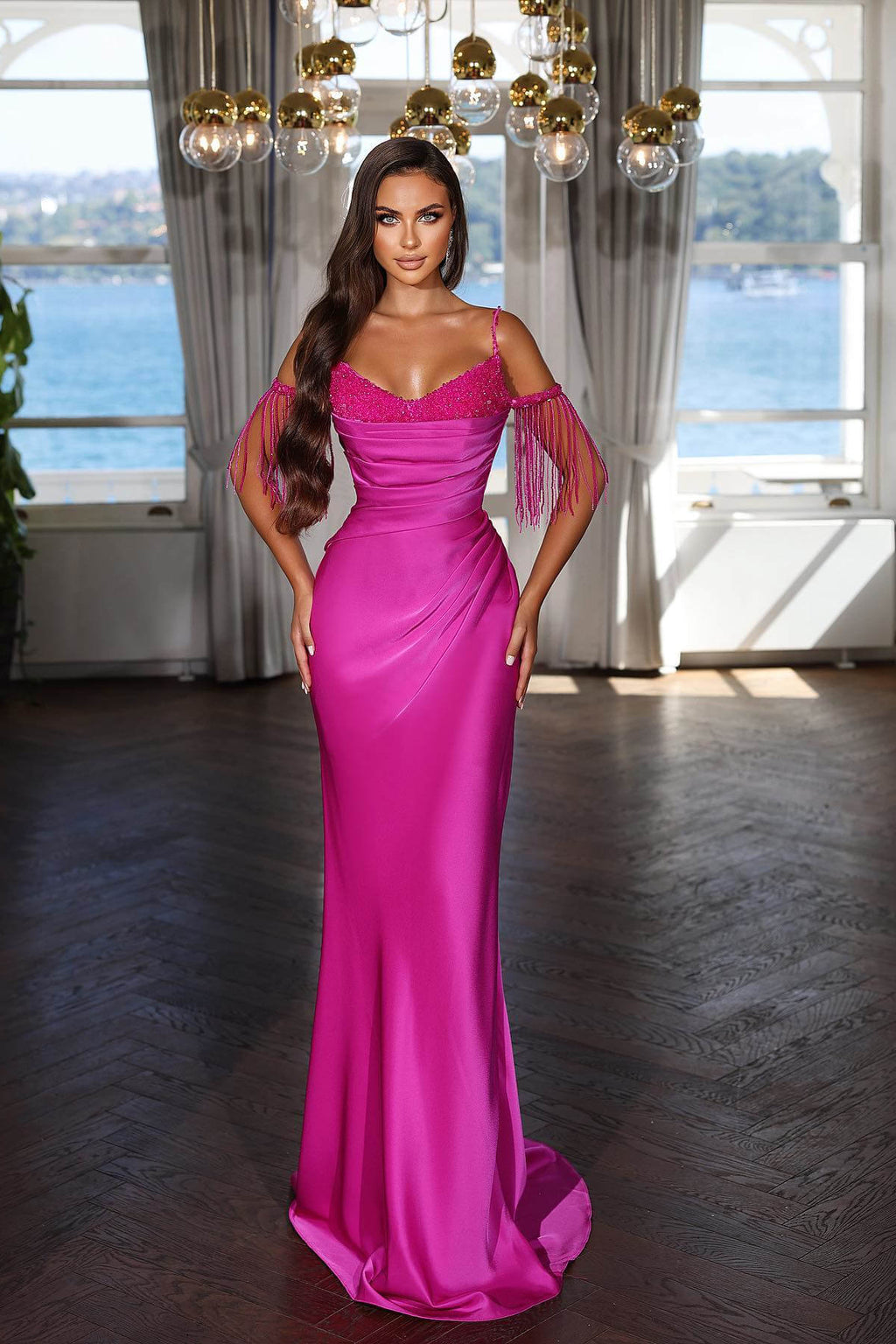 Robe de soirée sirène en satin, longue et sexy, à fines bretelles spaghetti et ornée de perles.