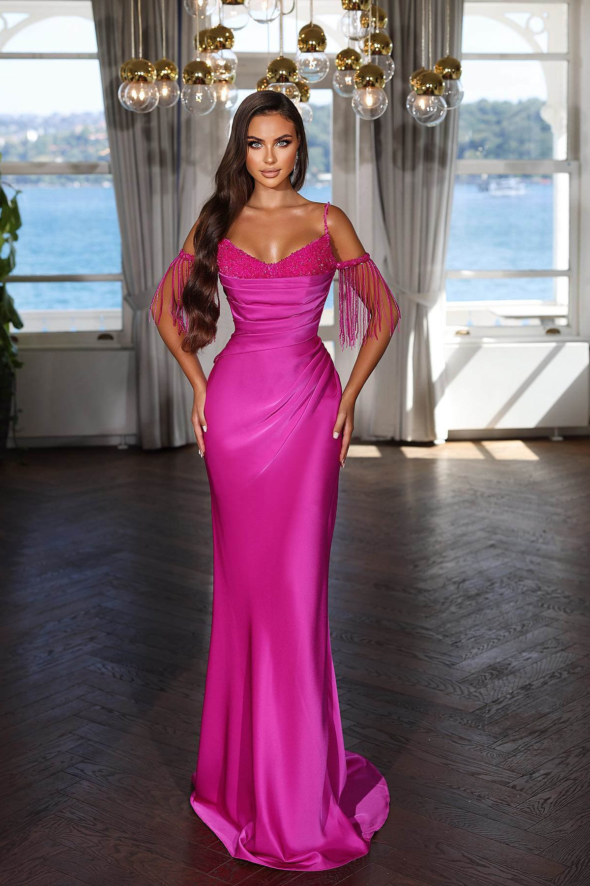 Robe de soirée sirène en satin, longue et sexy, à fines bretelles spaghetti et ornée de perles.