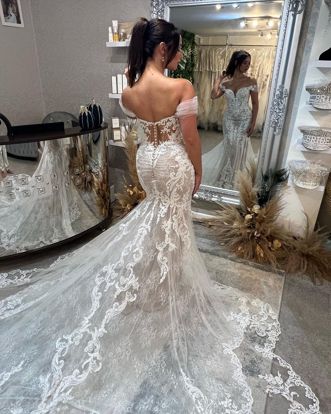Robe de mariée sirène en dentelle, longue et sexy, décolleté cœur, épaules dénudées, sans manches, avec encolure en cœur et dentelle.