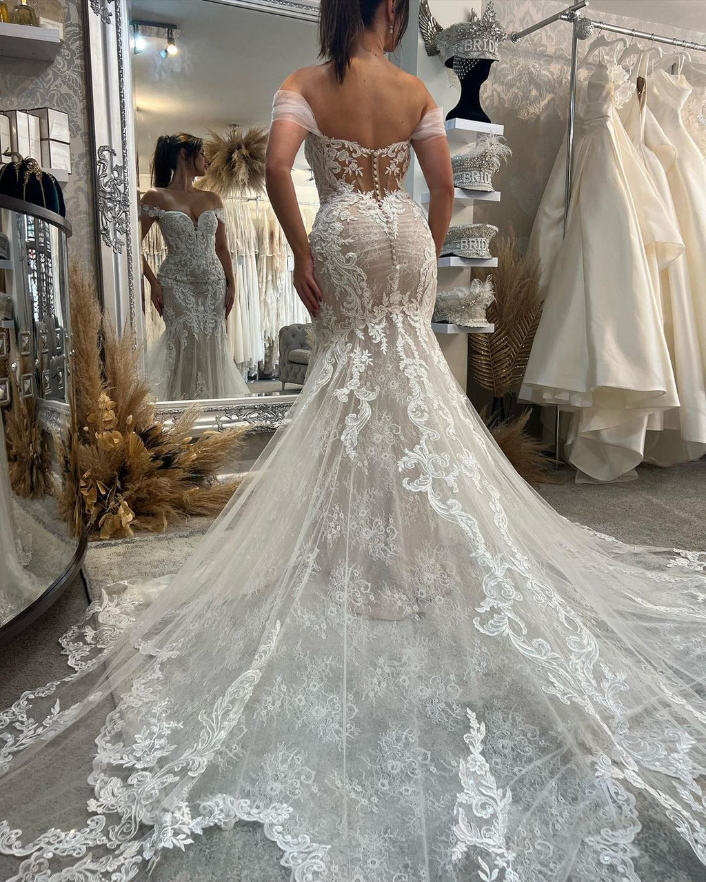 Robe de mariée sirène en dentelle, longue et sexy, décolleté cœur, épaules dénudées, sans manches, avec encolure en cœur et dentelle.