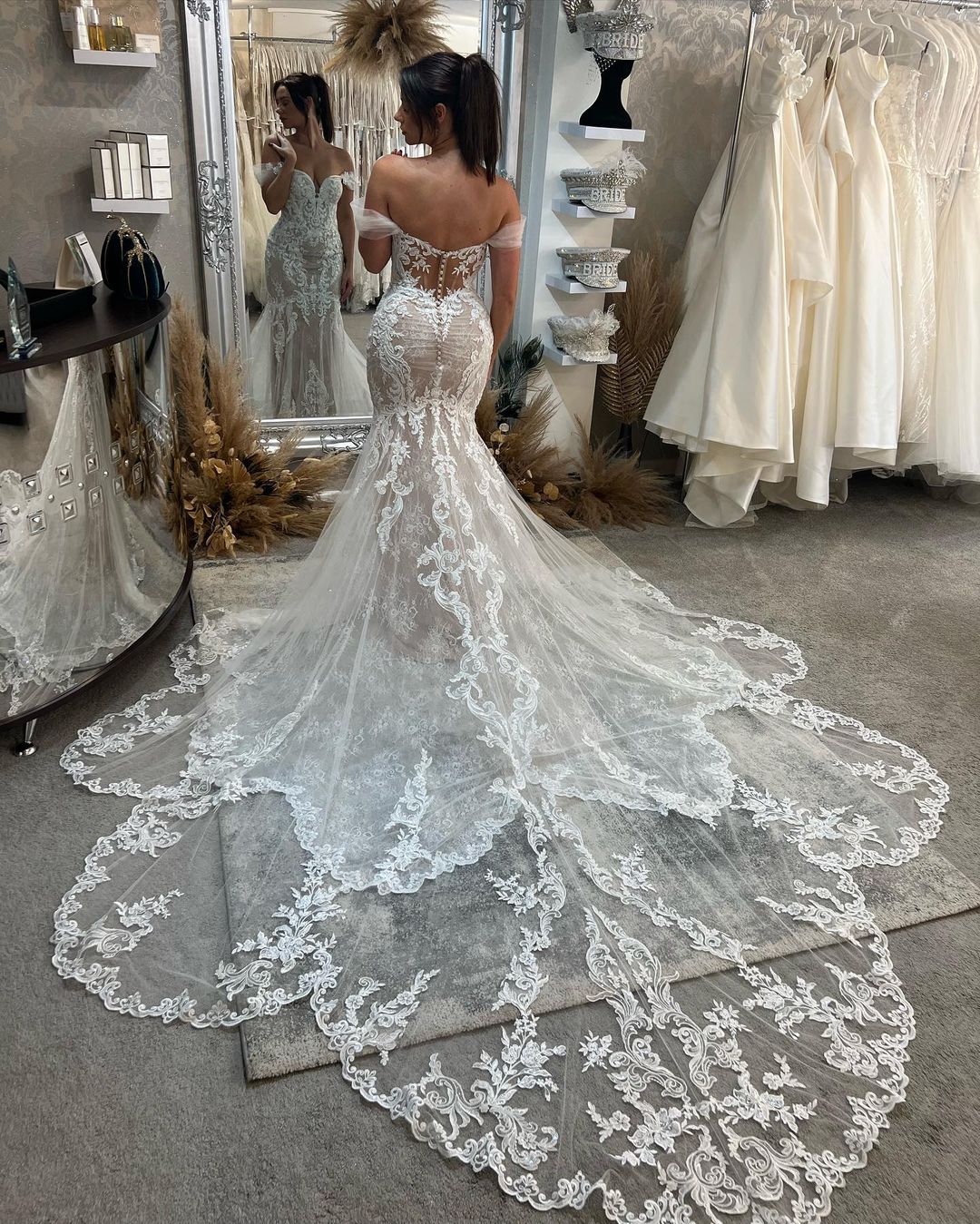 Robe de mariée sirène en dentelle, longue et sexy, décolleté cœur, épaules dénudées, sans manches, avec encolure en cœur et dentelle.