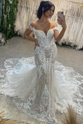 Robe de mariée sirène en dentelle, longue et sexy, décolleté cœur, épaules dénudées, sans manches, avec encolure en cœur et dentelle.