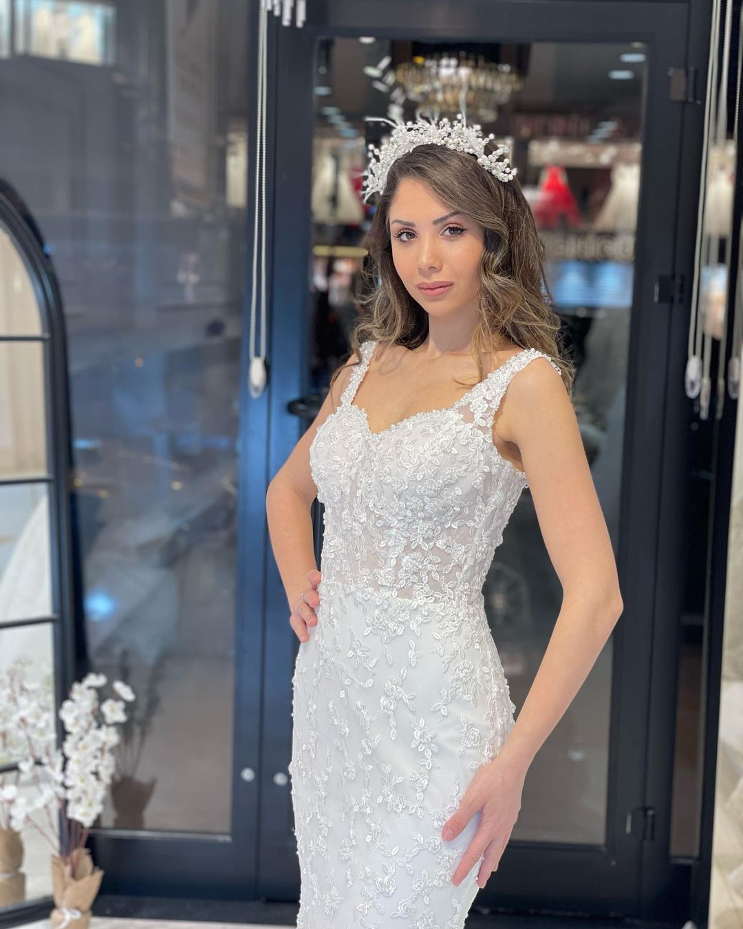 Robe de mariée sirène en dentelle, décolleté en cœur, sans manches, avec traîne courte et décolleté en cœur, longue jusqu'au sol.
