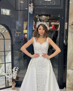 Robe de mariée sirène en dentelle, décolleté en cœur, sans manches, avec traîne courte et décolleté en cœur, longue jusqu'au sol.