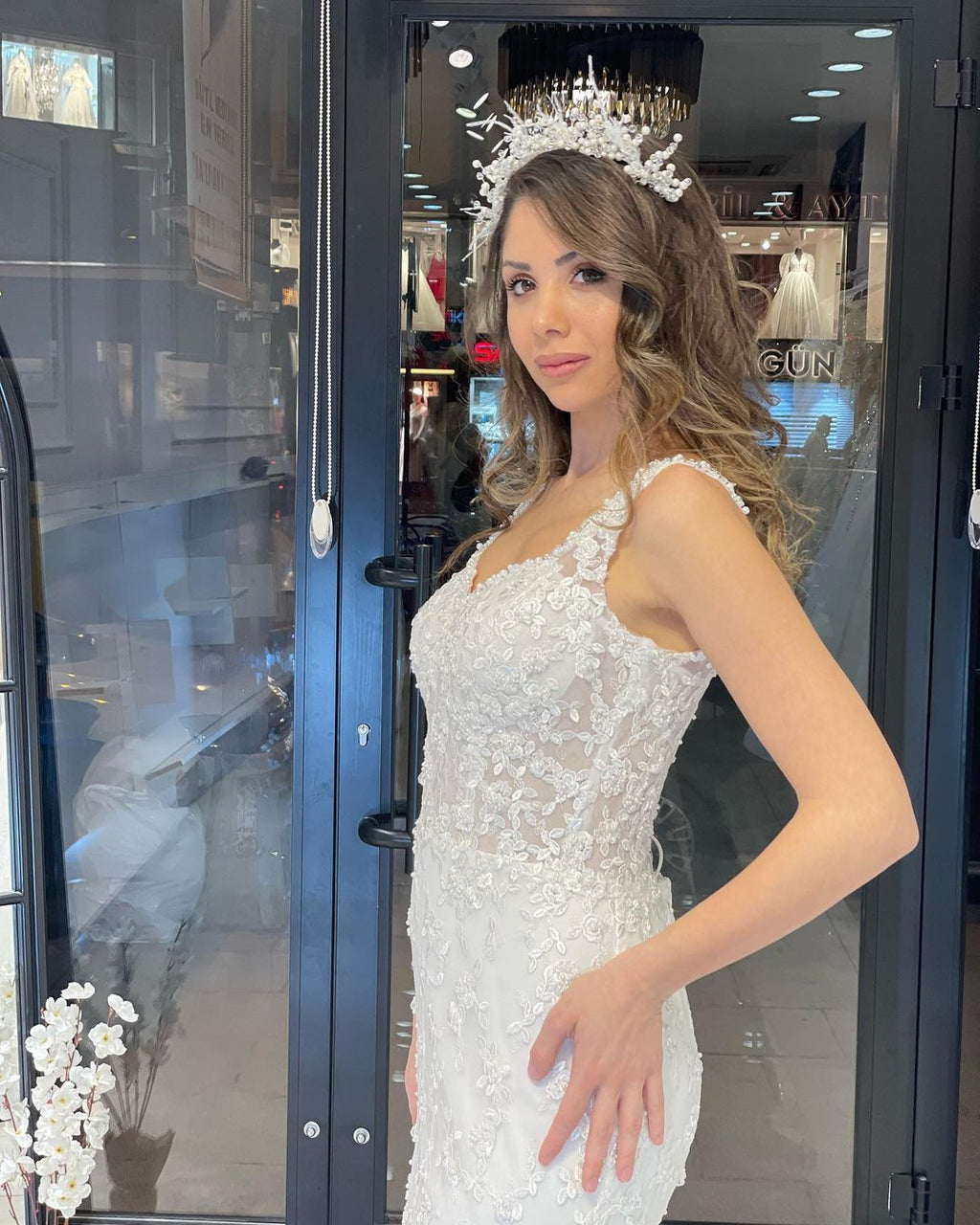 Robe de mariée sirène en dentelle, décolleté en cœur, sans manches, avec traîne courte et décolleté en cœur, longue jusqu'au sol.