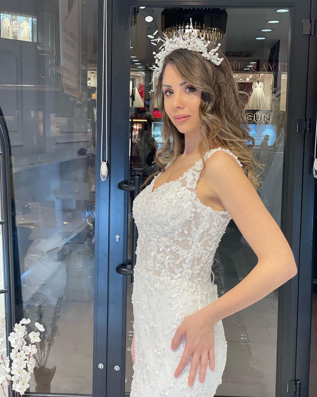 Robe de mariée sirène en dentelle, décolleté en cœur, sans manches, avec traîne courte et décolleté en cœur, longue jusqu'au sol.