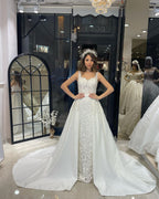 Robe de mariée sirène en dentelle, décolleté en cœur, sans manches, avec traîne courte et décolleté en cœur, longue jusqu'au sol.