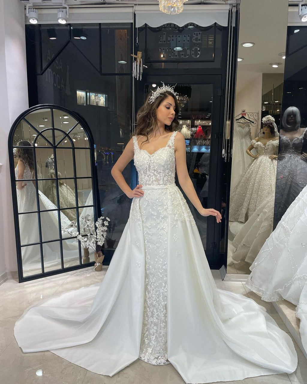 Robe de mariée sirène en dentelle, décolleté en cœur, sans manches, avec traîne courte et décolleté en cœur, longue jusqu'au sol.