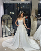 Robe de mariée sirène en dentelle, décolleté en cœur, sans manches, avec traîne courte et décolleté en cœur, longue jusqu'au sol.