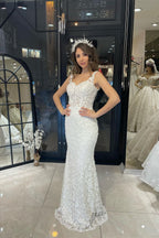 Robe de mariée sirène en dentelle, décolleté en cœur, sans manches, avec traîne courte et décolleté en cœur, longue jusqu'au sol.