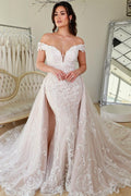 Robe de mariée sirène en dentelle, longue jusqu'au sol, décolleté en V, épaules dénudées et traîne courte.