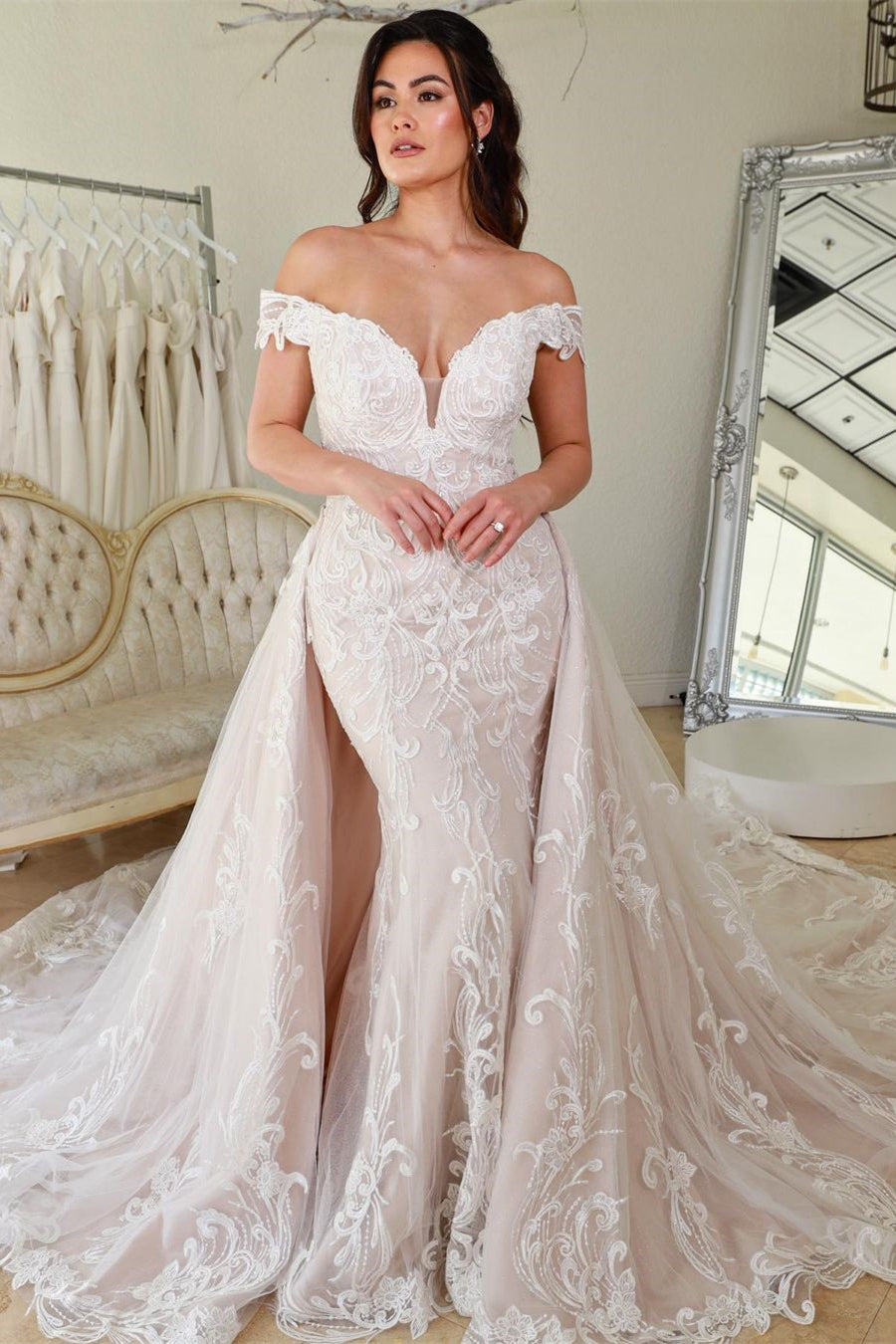 Robe de mariée sirène en dentelle, longue jusqu'au sol, décolleté en V, épaules dénudées et traîne courte.