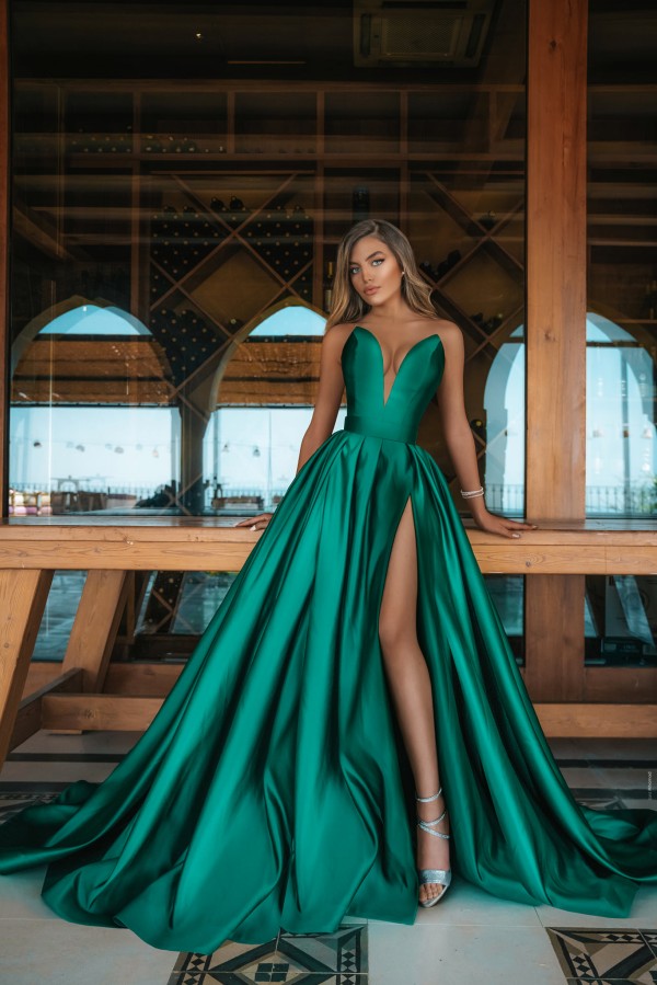Vestido de fiesta largo verde sexy de satén con escote en V, corte en A y abertura
