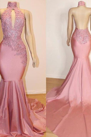 Vestido de sirena rosa largo y sin espalda, con lentejuelas, cuello alto y escote pronunciado.