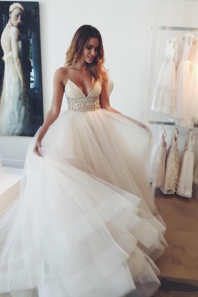 Robe de mariée sexy ivoire longue en tulle, coupe trapèze, col en V et fines bretelles spaghetti