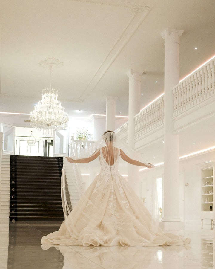 Vestido de novia largo, sexy, de corte A, escote en V, tirantes finos, apliques de encaje y espalda descubierta