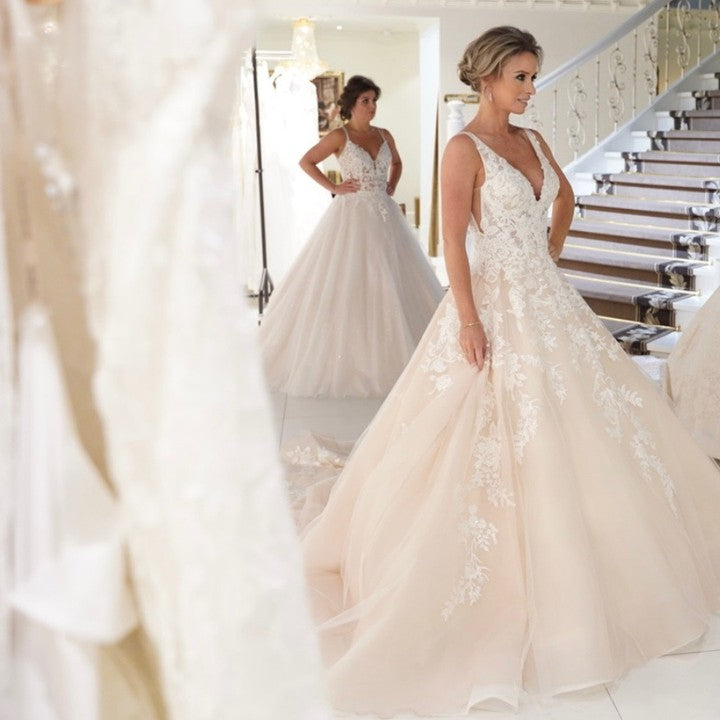 Vestido de novia largo, sexy, de corte A, escote en V, tirantes finos, apliques de encaje y espalda descubierta