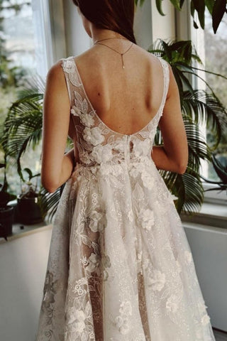 Robe de mariée longue ivoire sexy, décolleté en V, coupe trapèze, fente sur le devant, sans manches et ornée de dentelle.