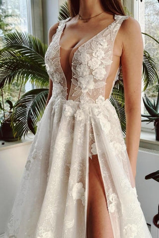 Robe de mariée longue ivoire sexy, décolleté en V, coupe trapèze, fente sur le devant, sans manches et ornée de dentelle.