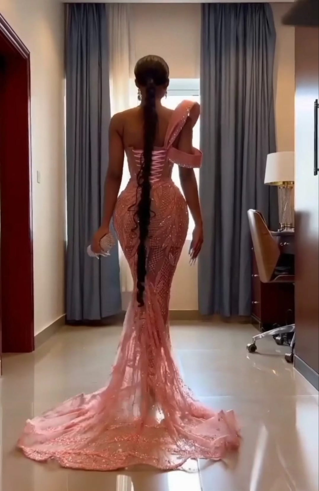 Robe de bal sirène longue et sexy à une épaule et sequins scintillants