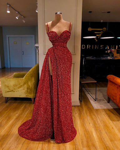 Robe de bal longue et sexy à bretelles spaghetti et paillettes avec fente
