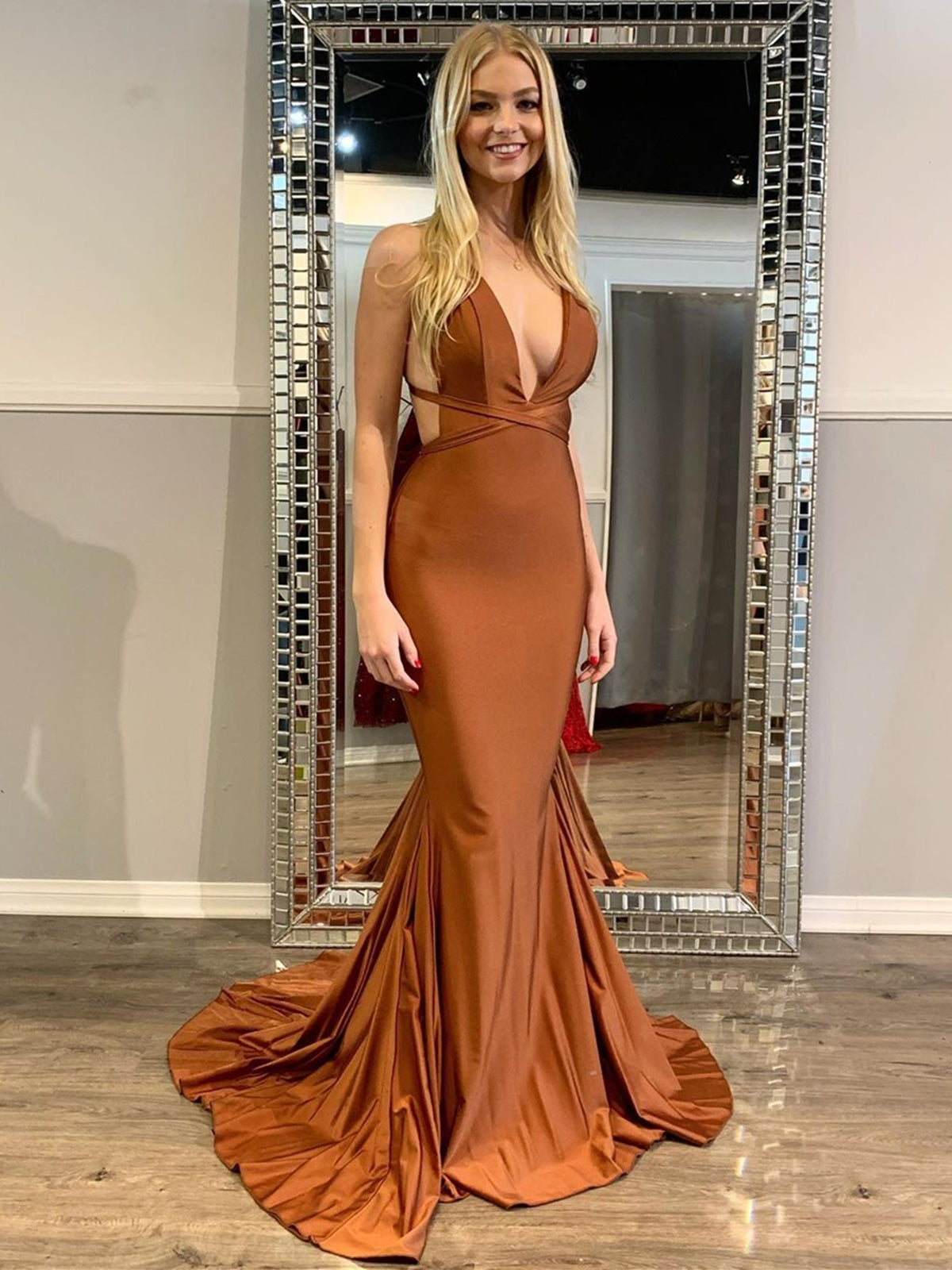 Vestidos de graduación formales, sexis, largos, de sirena, con escote en V, de satén y espalda descubierta.