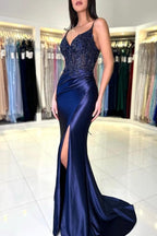 Vestido de fiesta largo, sexy, azul marino, corte sirena, escote en V, tirantes finos, encaje y abertura.