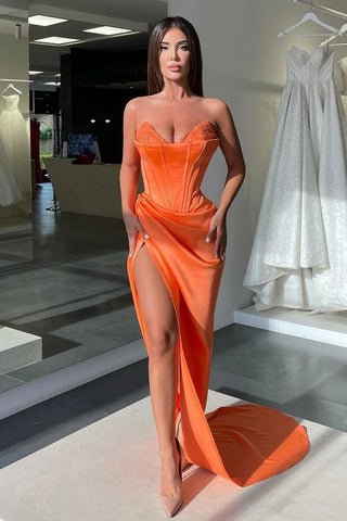 Robe de bal longue orange sexy à sequins, sans manches, avec décolleté en V et fente.