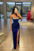 Robe de bal longue et sexy bleu roi, sans manches, ornée de strass et fendue
