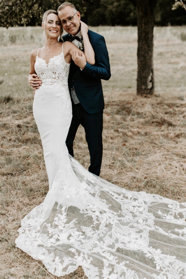 Vestido de novia sirena largo, sexy, blanco, con tirantes finos, espalda descubierta y encaje.