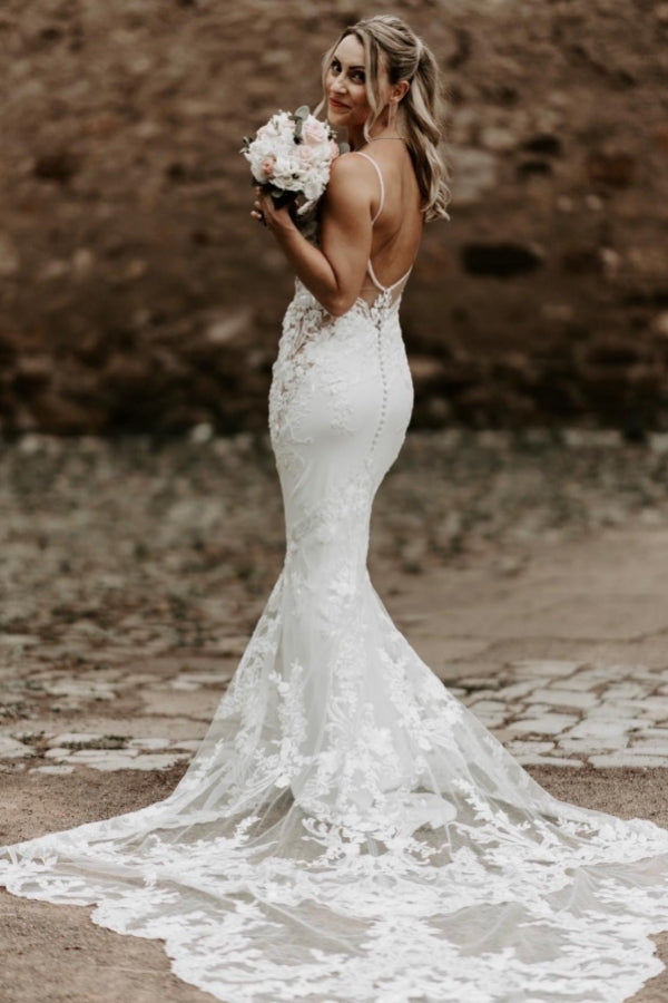 Vestido de novia sirena largo, sexy, blanco, con tirantes finos, espalda descubierta y encaje.