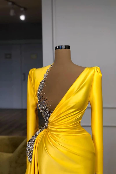 Robe de bal longue jaune sexy à sequins, col en V et fente, manches longues