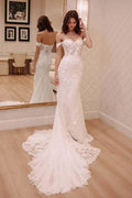 Robe de mariée élégante ivoire, sexy, épaules dénudées, ornée d'appliqués et traîne courte, idéale pour la plage.
