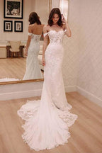 Robe de mariée élégante ivoire, sexy, épaules dénudées, ornée d'appliqués et traîne courte, idéale pour la plage.