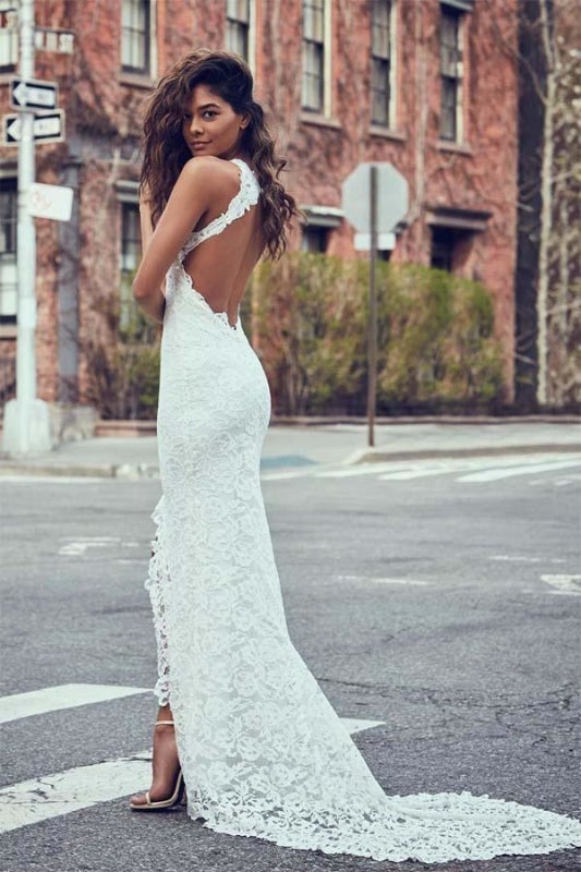 Robe de mariée sirène sexy et ravissante en dentelle dos nu avec traîne courte et élégante, idéale pour la plage ou la plage. 