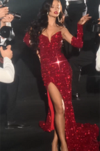 Vestido de sirena sexy rojo con escote en V, sin mangas, lentejuelas y abertura frontal para baile de graduación.