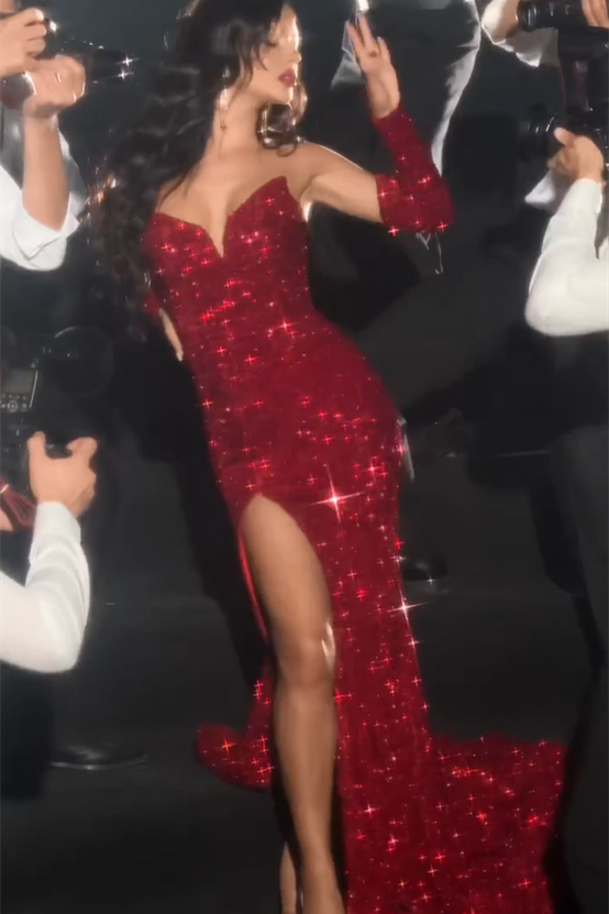 Vestido de sirena sexy rojo con escote en V, sin mangas, lentejuelas y abertura frontal para baile de graduación.