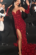 Vestido de sirena sexy rojo con escote en V, sin mangas, lentejuelas y abertura frontal para baile de graduación.