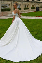 Robe de mariée sexy en satin, coupe trapèze, épaules dénudées, sans manches, ornée de sequins et fendue.