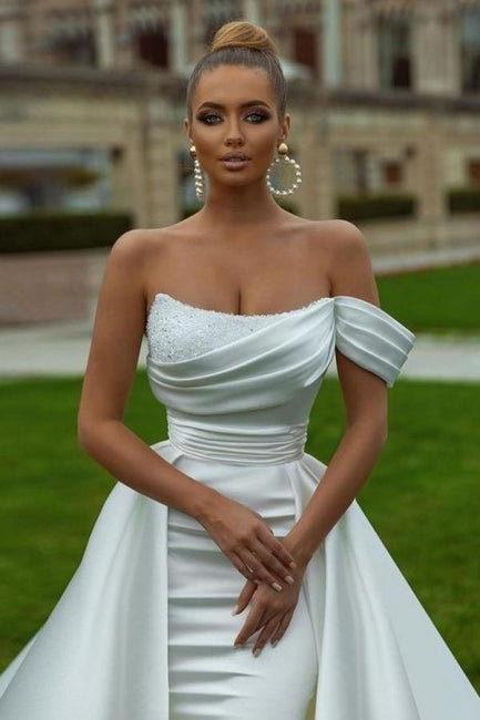 Robe de mariée sexy en satin, coupe trapèze, épaules dénudées, sans manches, ornée de sequins et fendue.