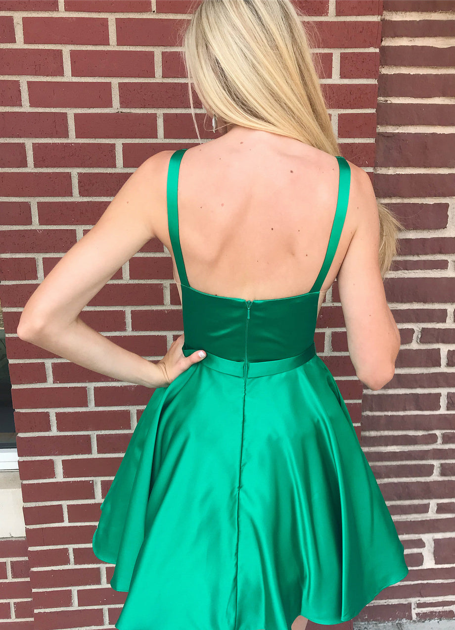 Robe de bal sexy courte à bretelles et décolleté en V en satin dos nu