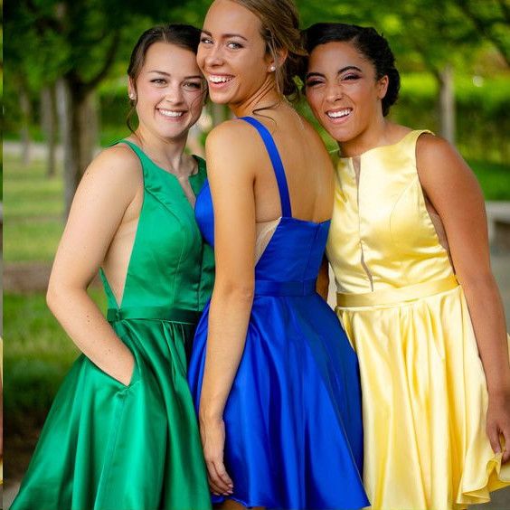Robe de bal sexy courte à bretelles et décolleté en V en satin dos nu
